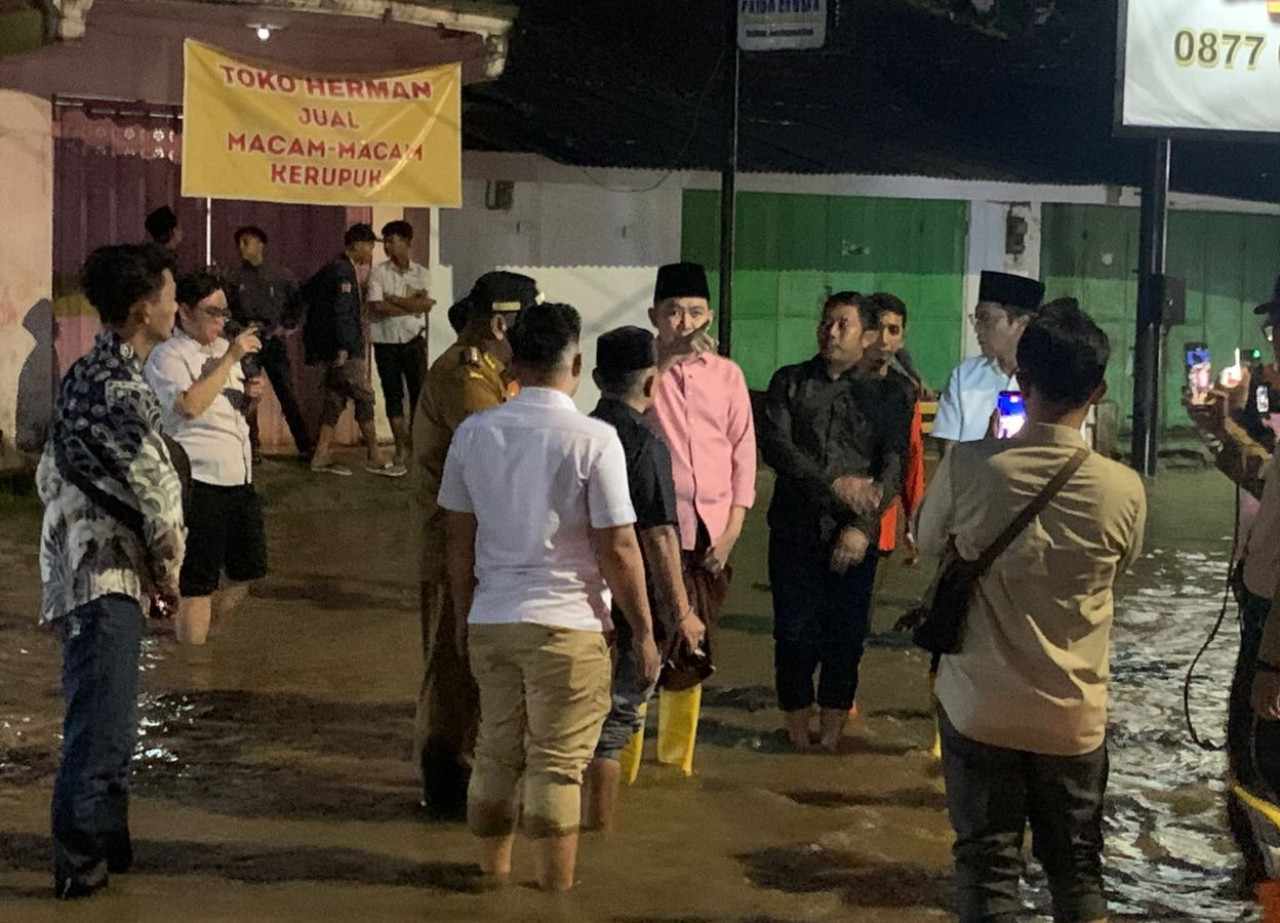 Gus Fawait melakukan sidak di lokasi banjir di Mumbulsari. (Foto: Sugianto/jatimnow.com)