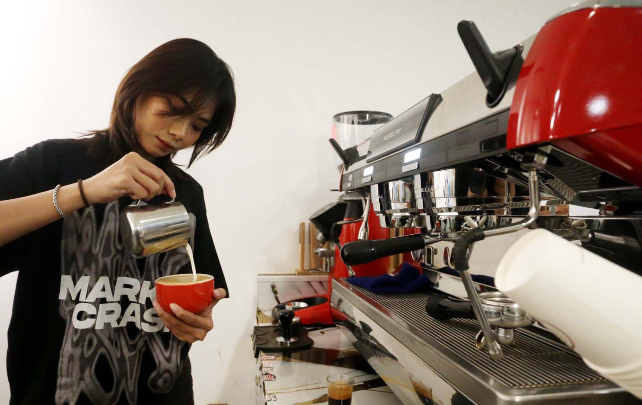 Barista di Hanaka Social Space meracik kopi dengan standar kualitas yang dijaga, menghadirkan cita rasa yang konsisten sebagai bagian dari pengalaman nongkrong yang ditawarkan. (Foto: Ali Masduki/jatimnow.com)