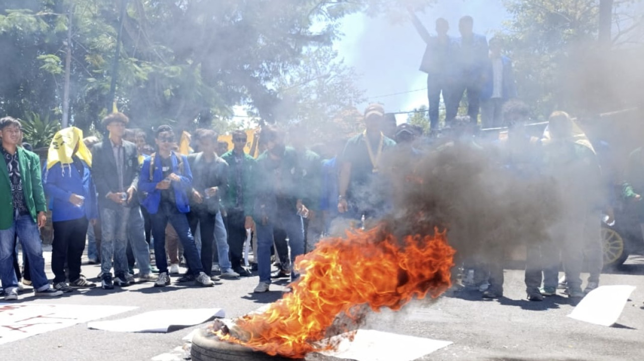 Aksi aliansi mahasiswa dari DEMA UIN SATU dan PC PMII Tulungagung di DPRD Tulungagung. (Foto: Bramanta Pamungkas/jatimnow.com)