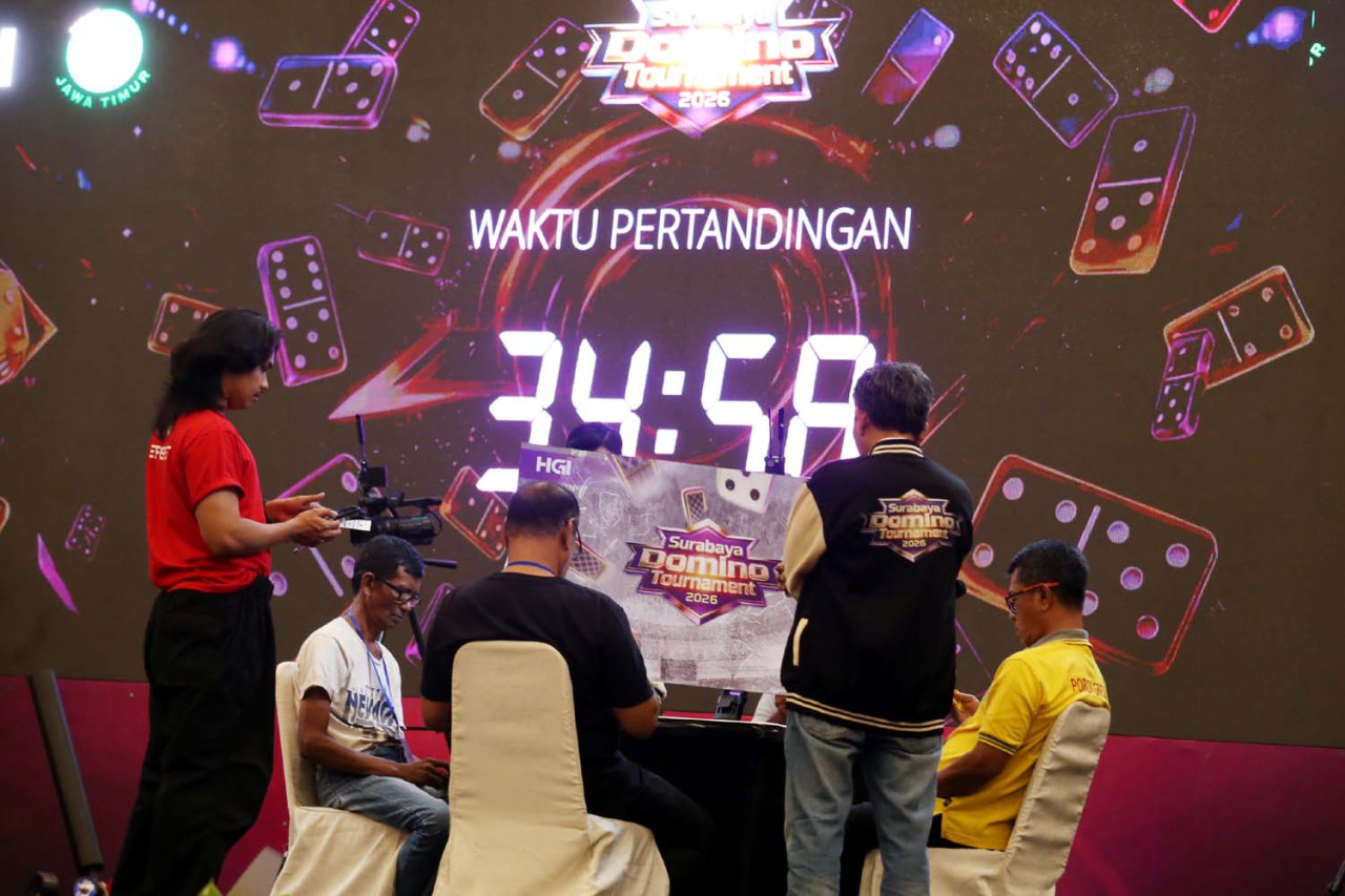 Pasangan Syaifuddin dan Erman dari Gardu 2 Gresik, berhadapan dengan Muslim H. dan Arnas dari Smansa Makassar, sedang berkonsentrasi penuh mengatur strategi di tengah tekanan waktu pada babak final Surabaya Domino Tournament 2026 di Surabaya, di Grand City Convention Hall, Surabaya, Minggu (19/4/2026) malam. Turnamen yang diselenggarakan oleh HGI (Himpunan Game Indonesia) ini dimenangkan oleh pasangan Syaifuddin dan Erman dari Gardu 2 Gresik. (Ali Masduki/jatimnow.com).