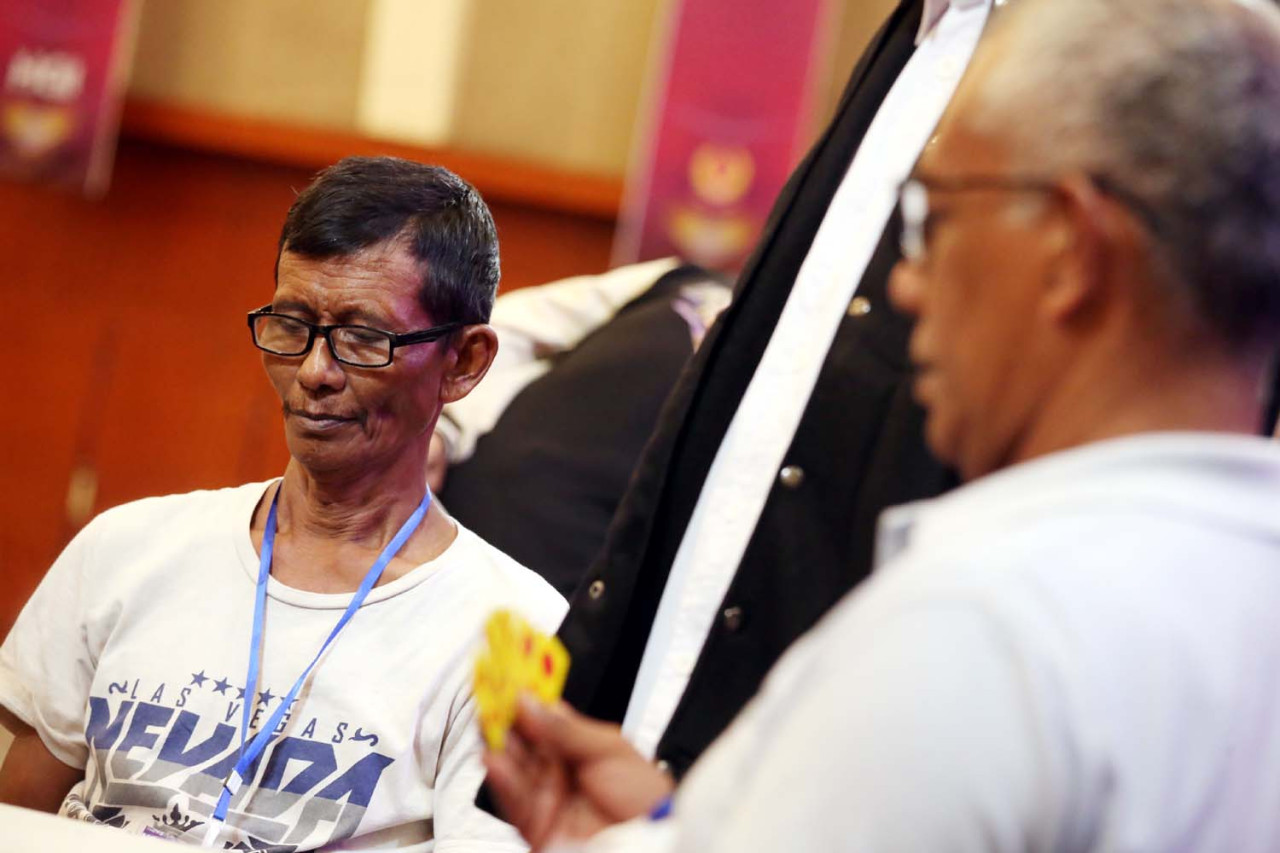 Babak final Surabaya Domino Tournament 2026 ini mempertandingkan pasangan Syaifuddin dan Erman dari Gardu 2 Gresik, dengan Muslim H. dan Arnas dari Smansa Makassar. Setelah pertandingan menegangkan,  Syaifuddin dan Erman berhasil keluar sebagai juga pertama. (Ali Masduki/jatimnow.com).
