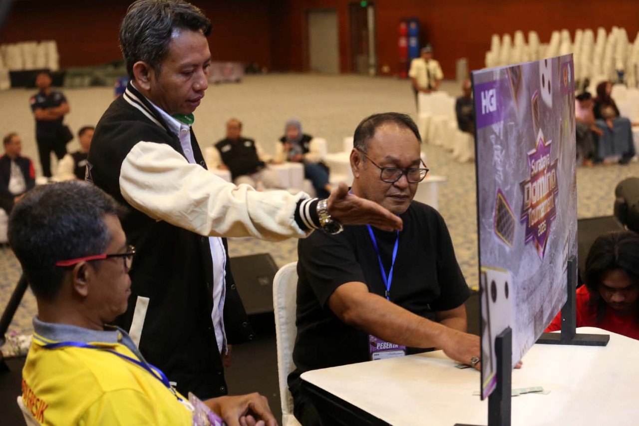 Setiap langkah yang diambil para pemain diawasi langsung oleh wasit dan pengawas pertandingan guna memastikan kompetisi berjalan sesuai regulasi PORDI (Persatuan Olahraga Domino Indonesia). (Ali Masduki/jatimnow.com).