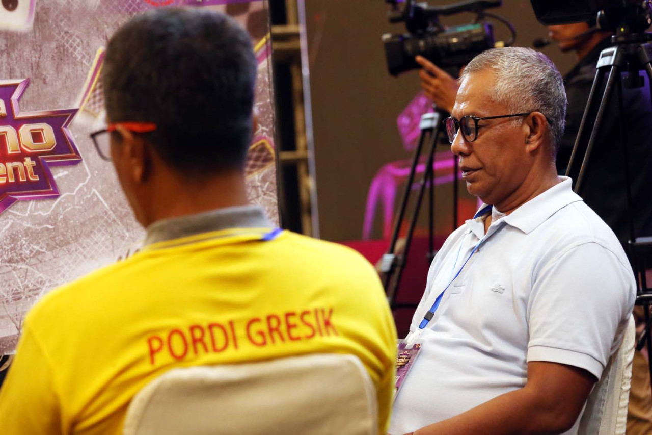 Suasana tegang nan fokus menyelimuti meja pertandingan dalam ajang final Surabaya Domino Tournament 2026 yang digelar oleh HGI (Himpunan Game Indonesia). Setelah melewati babak demi babak yang menguras pikiran, Pasangan Syaifuddin dan Erman dari Gardu 2 Gresik berhasil keluar sebagai juara pertama. (Ali Masduki/jatimnow.com)