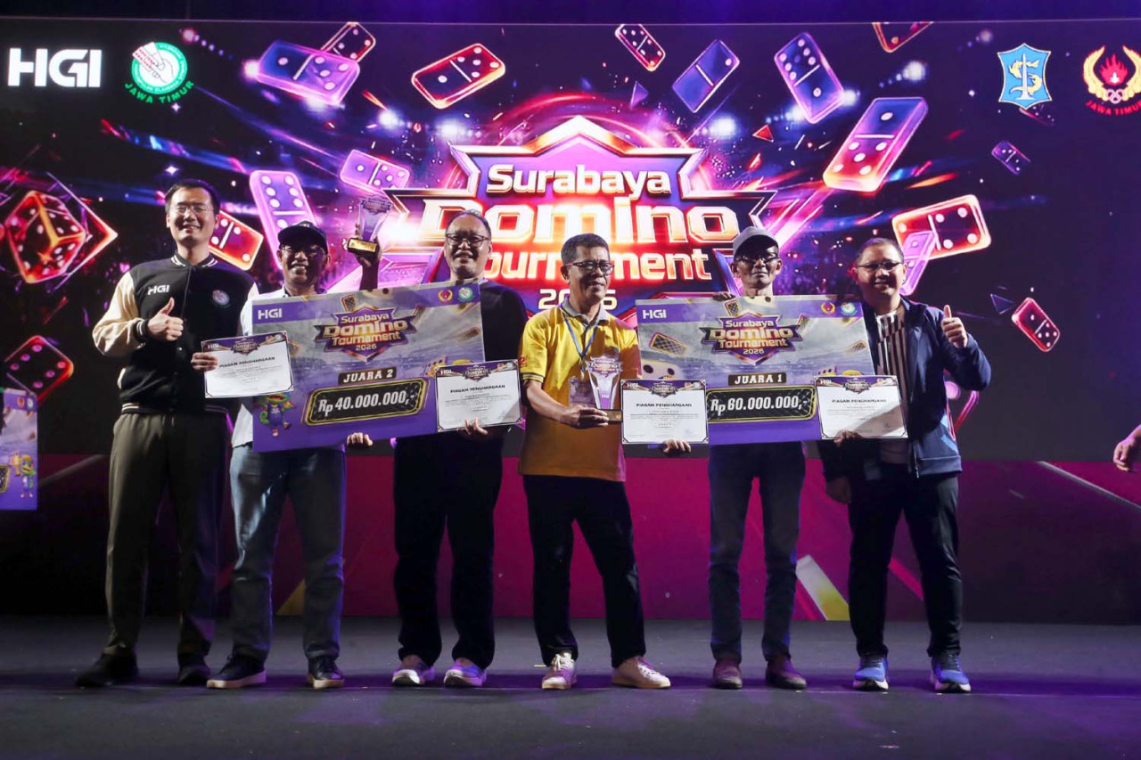 Representatif Higgs Games Island (HGI), Ray (kiri), dan Kepala Dinas Pendidikan Jawa Timur, Aries Agung Paewai (kanan) foto bersama para juara Surabaya Domino Tournament 2026. Juara pertama pasangan Syaifuddin dan Erman dari Gardu 2 Gresik mendapatkan hadiah uang tunai Rp60 juta. Juara kedua pasangan Muslim H. dan Arnas dari Smansa Makassar Rp40 juta. (Ali Masduki/jatimnow.com).