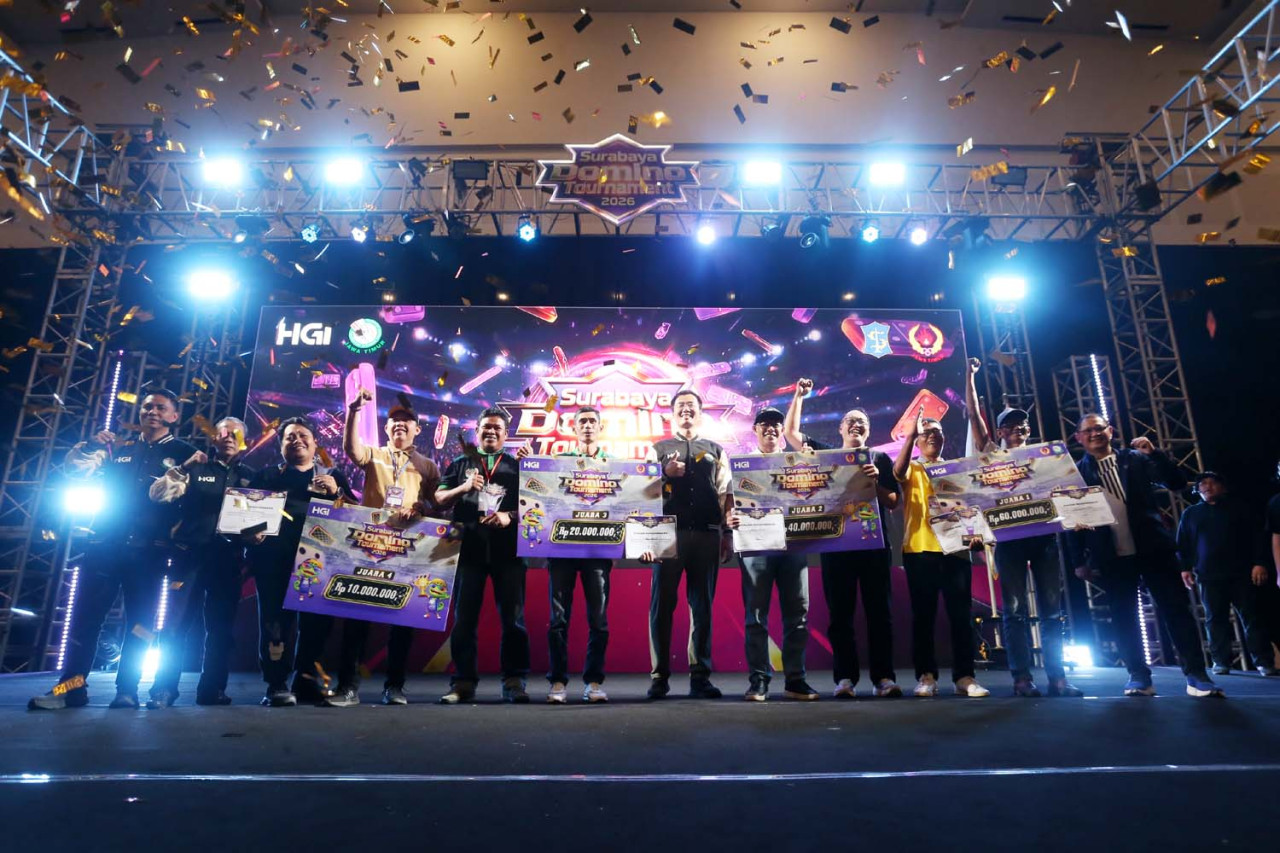 Para juara Surabaya Domino Tournament 2026 foto bersama usai penyerahan hadiah di Grand City Convention Hall, Surabaya, Minggu (19/4/2026) malam. Dengan gelaran turnamen domino surabaya ini, maka  stigma domino sebagai permainan pinggir jalan mulai runtuh. Surabaya Domino Tournament 2026 di Grand City (18&ndash;19 April) menjadi titik balik, mendorong domino naik kelas sebagai olahraga berbasis kecerdasan, setara catur dan bridge. (Ali Masduki/jatimnow.com).