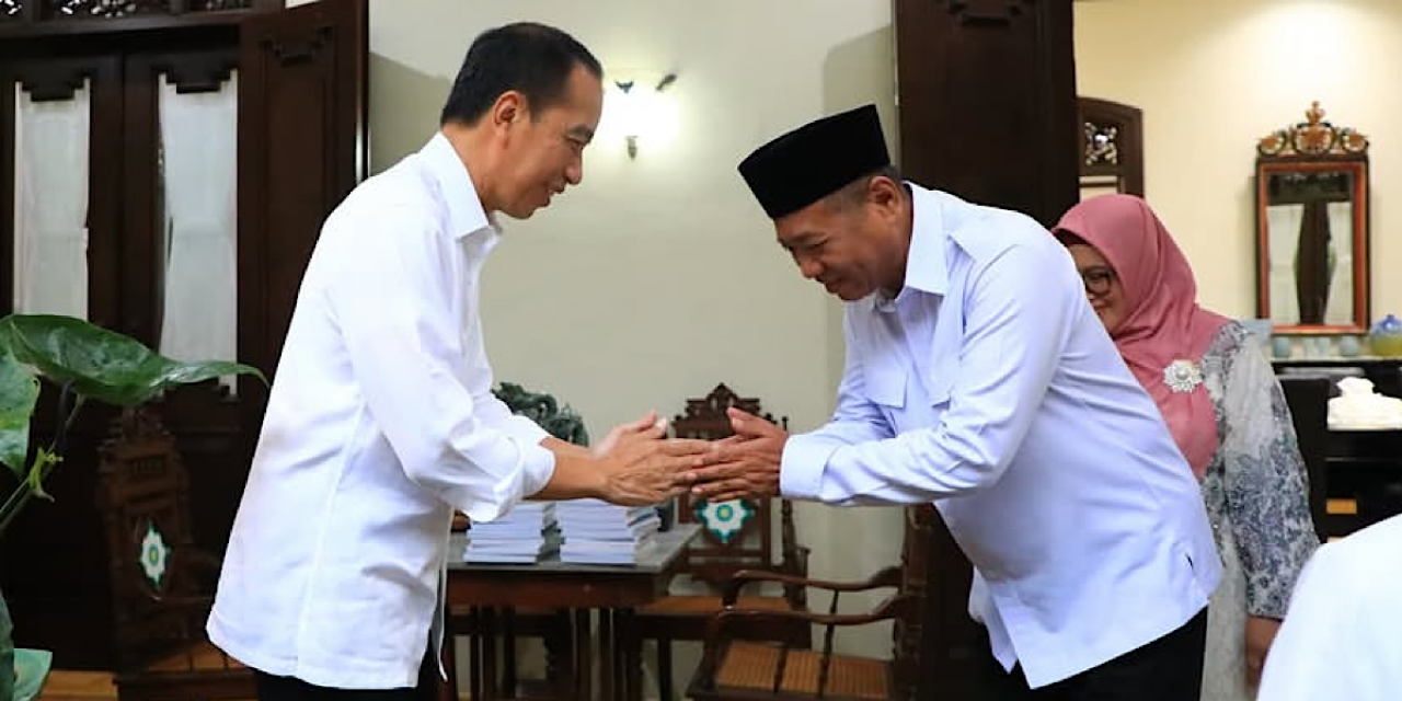 Bupati Tulungagung Gatut Sunu bersalaman dengan Jokowi. (Foto: Gatut Sunu/jatimnow.com)