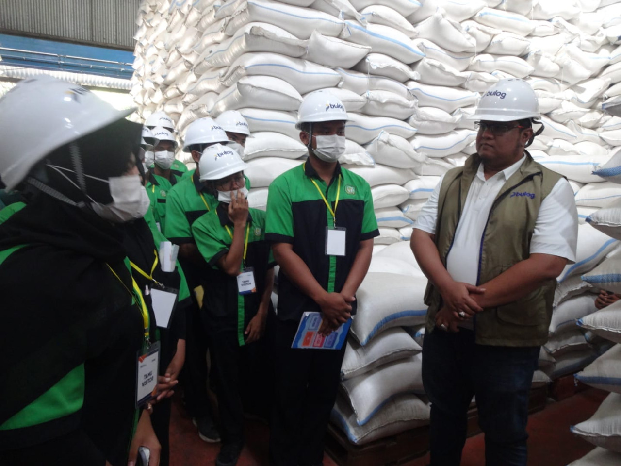 Pelajari Tata Kelola, Puluhan Siswa SMK di Tulungagung Kunjungi Gudang Bulog