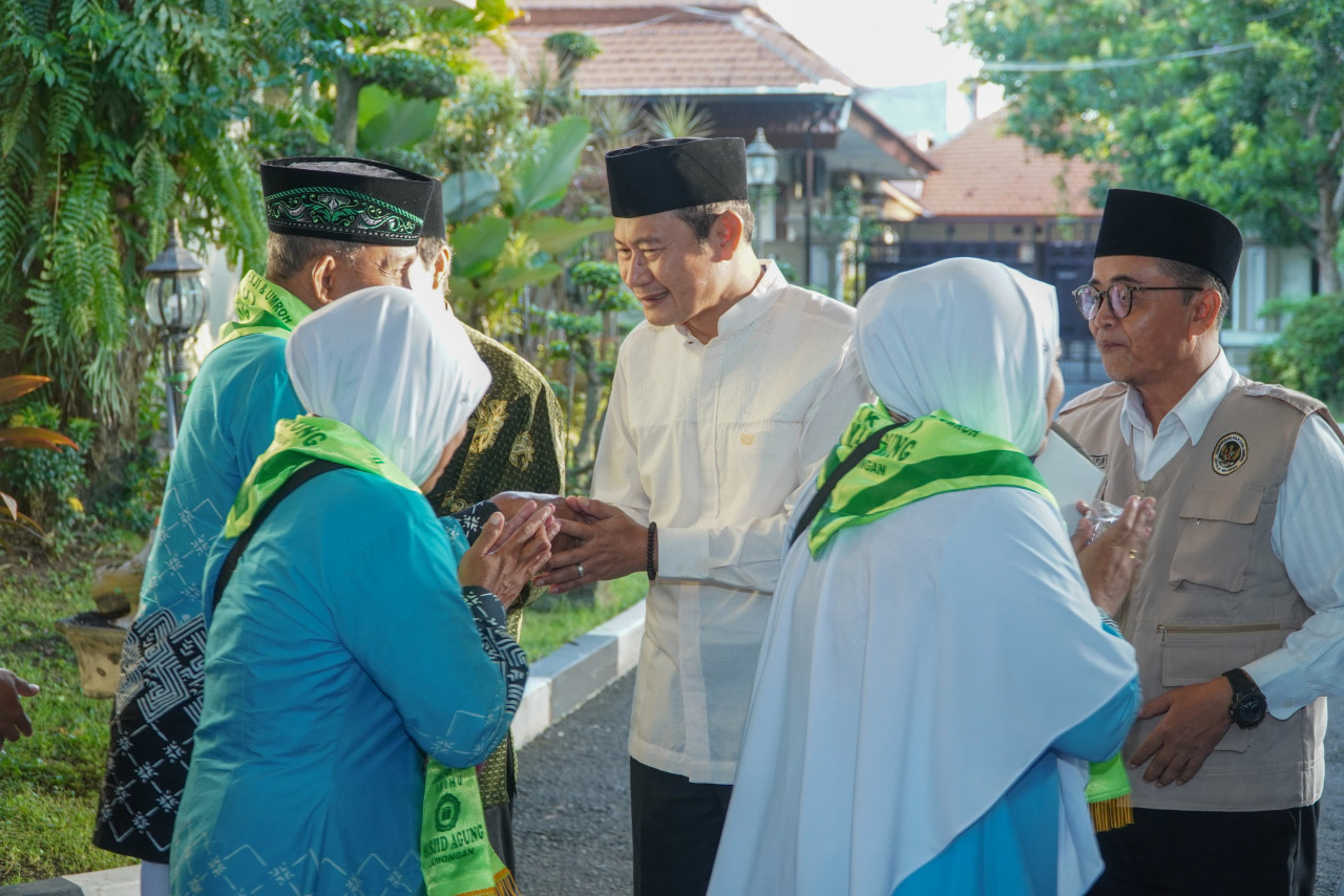 Pemkab Lamongan Lepas Ribuan CJH Menuju Asrama Haji Surabaya