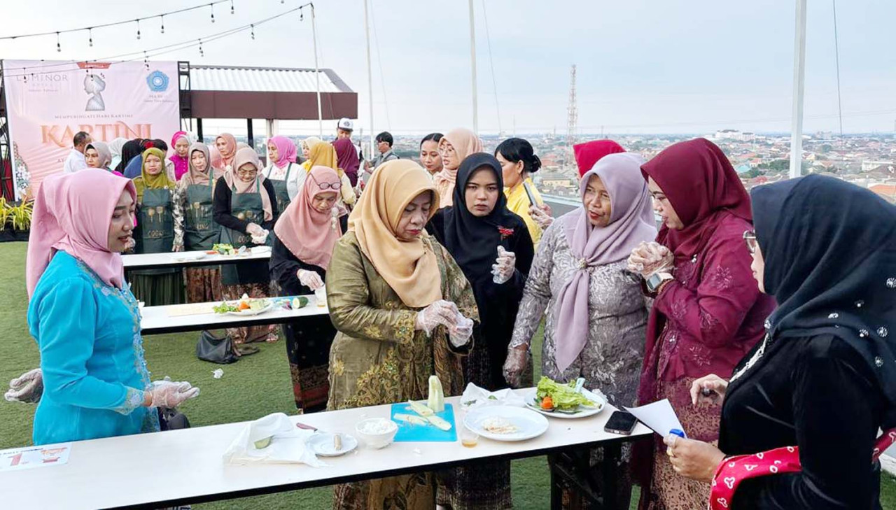 Seru! Ibu-Ibu Sidoarjo Masak Bahan Misteri di Hari Kartini