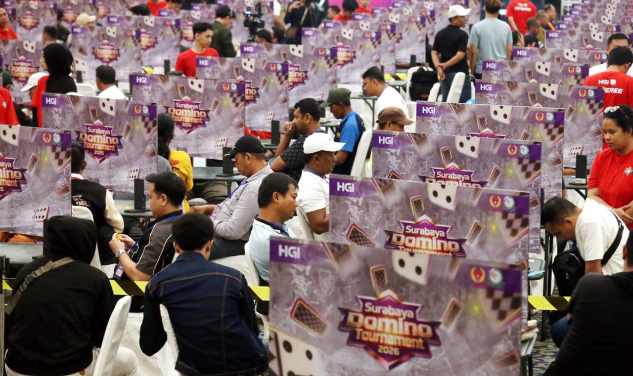 Peserta mengikuti Surabaya Domino Tournament 2026 di Grand City Convention Hall, Surabaya, Sabtu (18/4/2026). Turnamen nasional yang digelar mulai 18–19 April ini menandai transformasi domino menjadi olahraga berbasis kecerdasan, dengan persaingan ketat yang menuntut strategi, konsentrasi, dan ketahanan mental. (Foto: Ali Masduki/jatimnow.com)