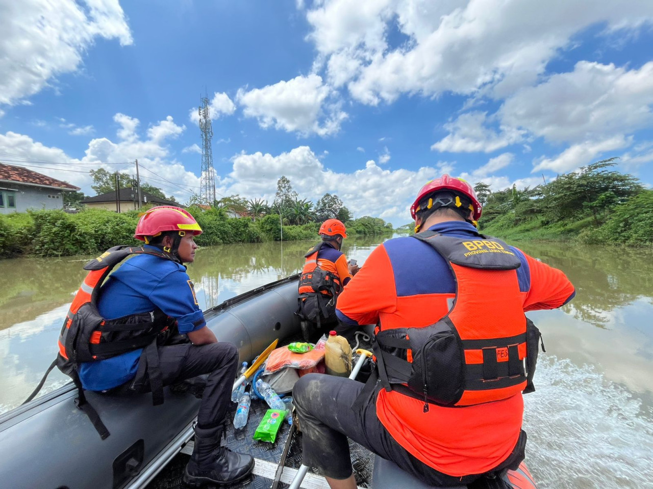 Tim SAR gabungan melakukan pencarian ibu dan anak yang diduga nekat menceburkan diri ke Sungai Tunjung, Kecamatan Burneh, Kabupaten Bangkalan. (Foto: Basarnas Surabaya for jatimnow.com)