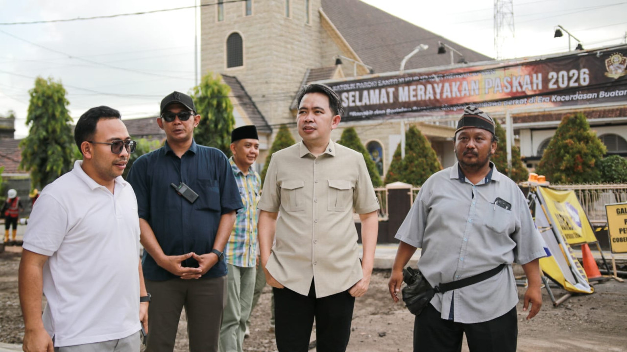 Bupati Jember Gus Fawait meninjau pengerjaan food street (Foto: Diskominfo Jember for jatimnow.com)