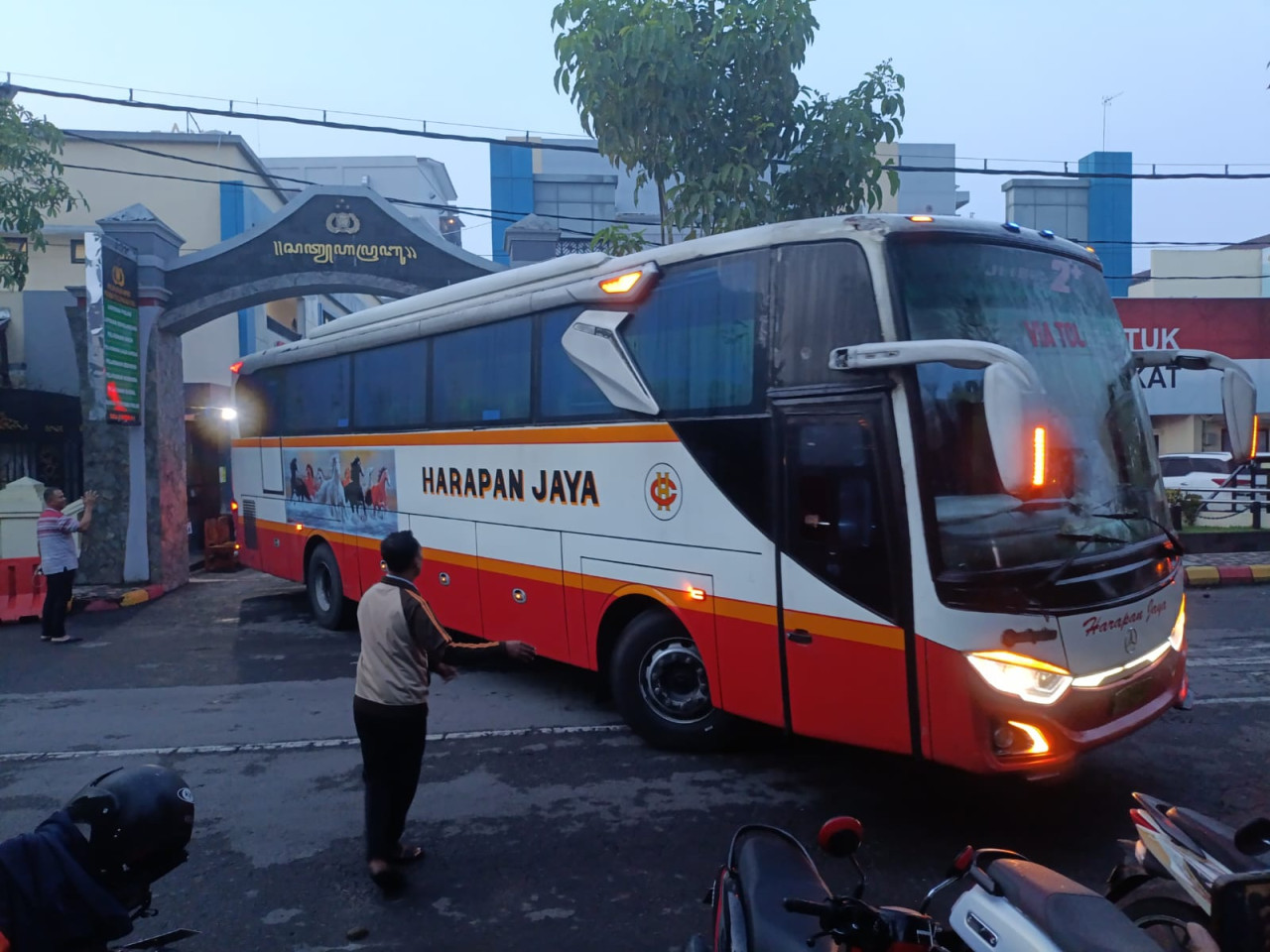 Usai Diperiksa, Belasan Pejabat Pemkab Tulungagung Dibawa ke Surabaya