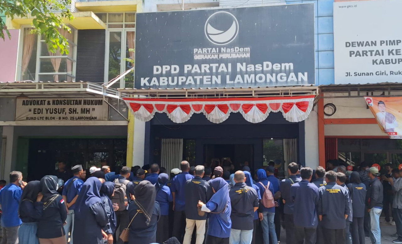 Ratusan kader Partai NasDem Lamongan berkumpul sikapi polemik pemeritaan Tempo. (Foto : Adyad Ammy Iffansah/jatimnow.com)