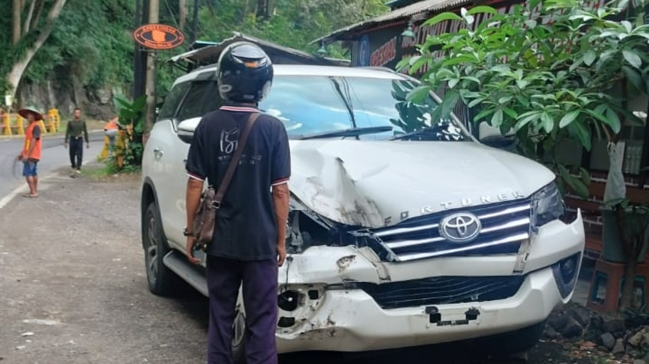 Kondisi mobil yang mengalami kerusakan usai tertimpa batu di Trenggalek. (Foto: Satlantas Polres Trenggalek for jatimnow.com)