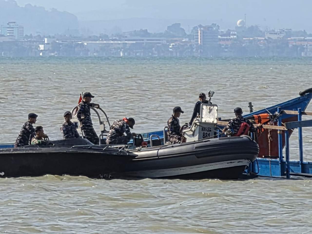 KRI Lumba-Lumba-881 Evakuasi KM Harapan Jaya yang Nyaris Tenggelam