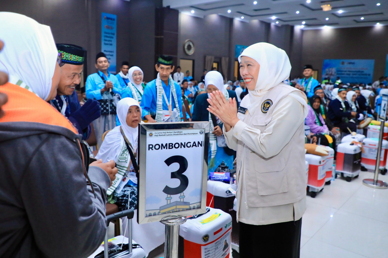 Khofifah Lepas Kloter Pertama Jemaah Haji Embarkasi Surabaya 2026