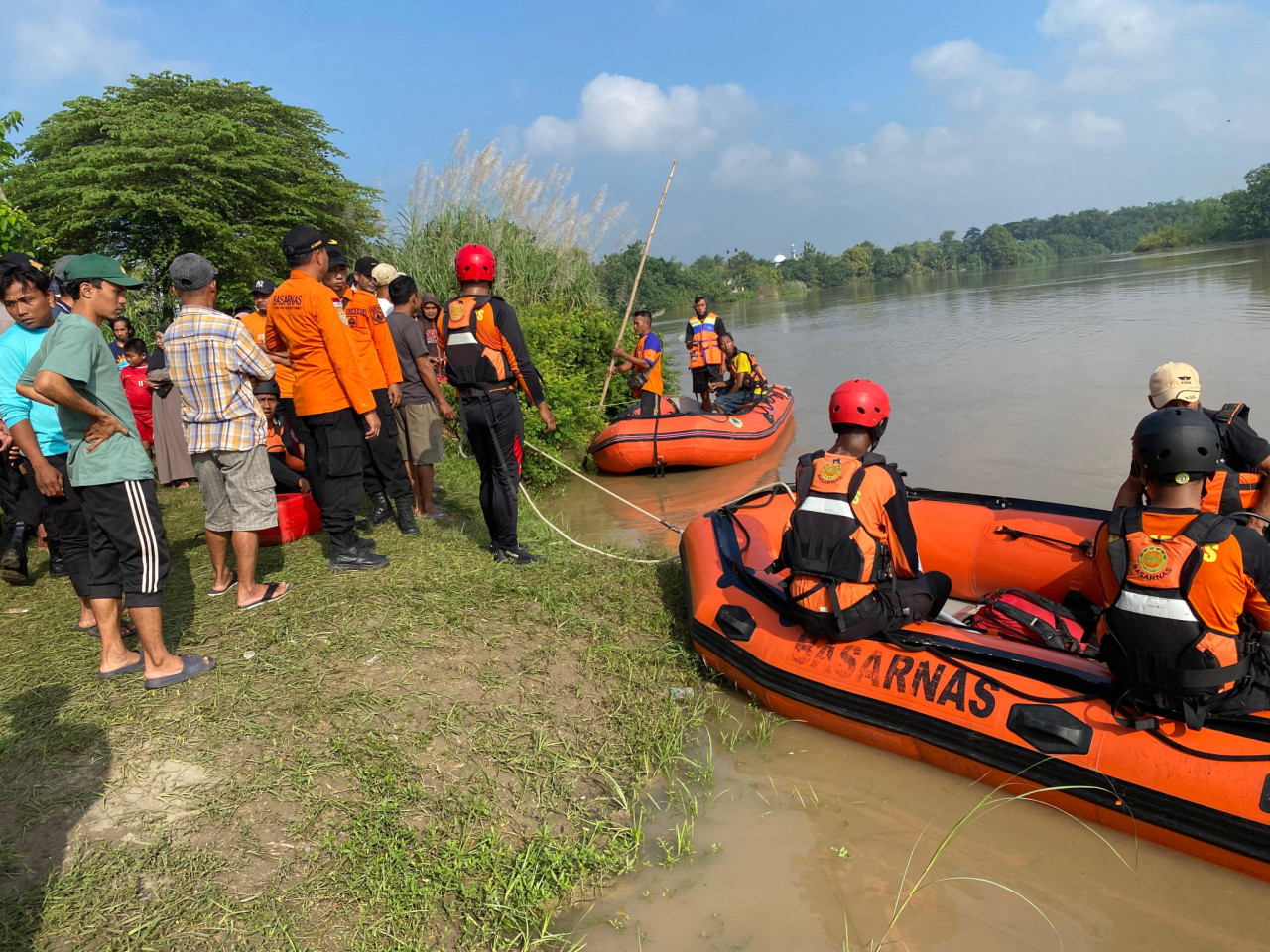 Tim SAR gabungan mengevakuasi jenazah A yang terseret arus Sungai Bengawan Solo, Desa Laren, Kecamatan Laren, Kabupaten Lamongan. (Foto: Basarnas Surabaya for jatimnow.com)