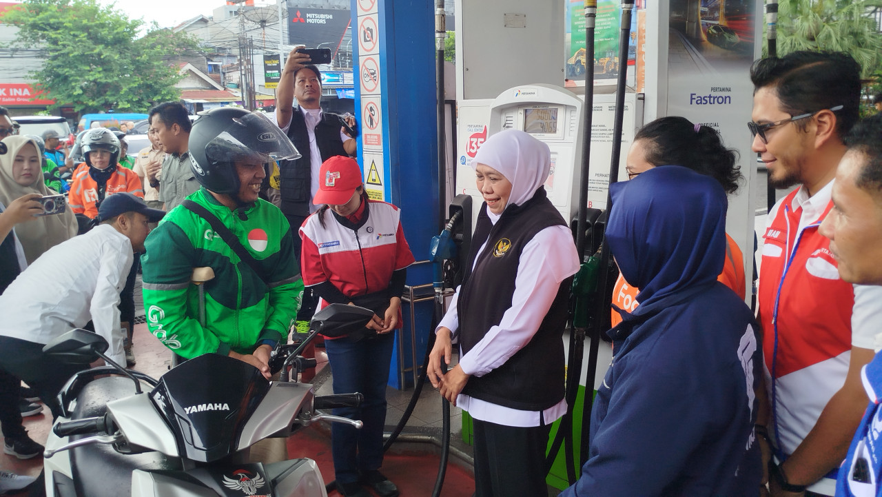 Gubernur Khofifah Bagikan Bantuan BBM dan Sembako ke 160 Ojol di Malang