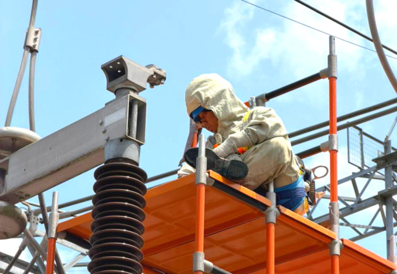 PLN UPT Madiun Lakukan Perawatan Jaringan Tanpa Pemadaman