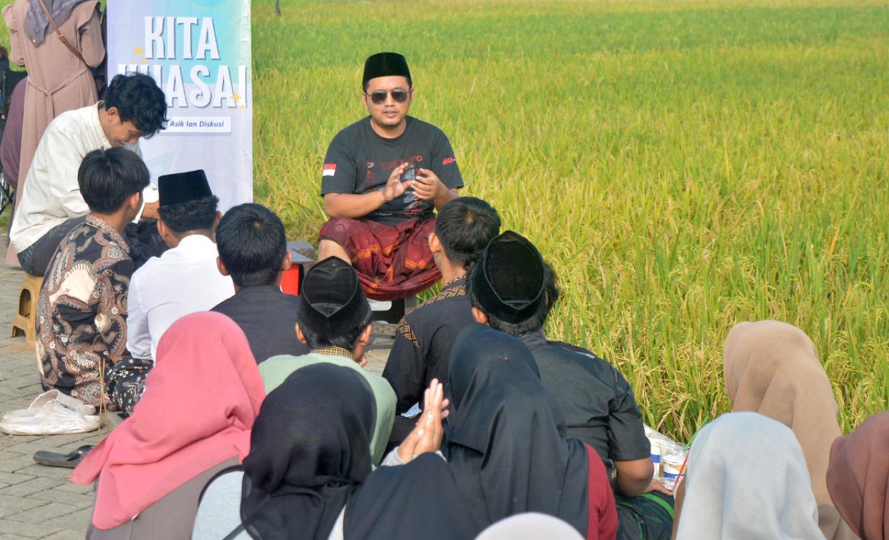 Suasana santai di ruang terbuka dimanfaatkan sebagai sarana refleksi, memperkuat nilai tanggung jawab, empati, dan kepedulian sosial di kalangan pelajar. (Foto: Ainul Yakin for jatimnow.com)