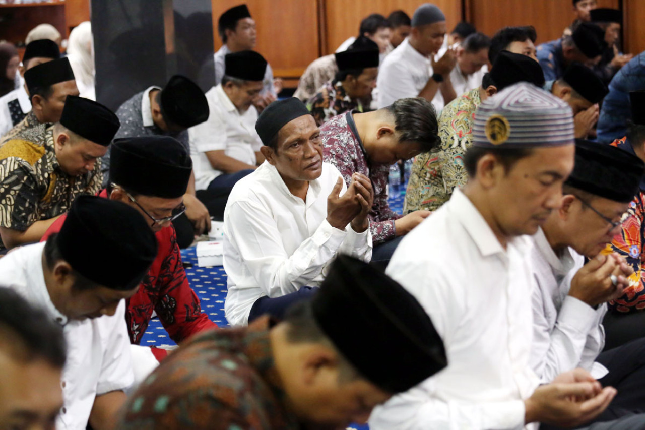 Karyawan dan manajemen PTPN I Regional 5 mengikuti istighosah dan doa bersama dalam rangka peringatan May Day 2026 di Masjid Husnul Khatimah, Surabaya, Kamis (30/4). Kegiatan tersebut menjadi upaya mempererat solidaritas pekerja sekaligus mendorong kesejahteraan karyawan melalui pendekatan spiritual.(Foto: Ali Masduki/jatimnow.com)