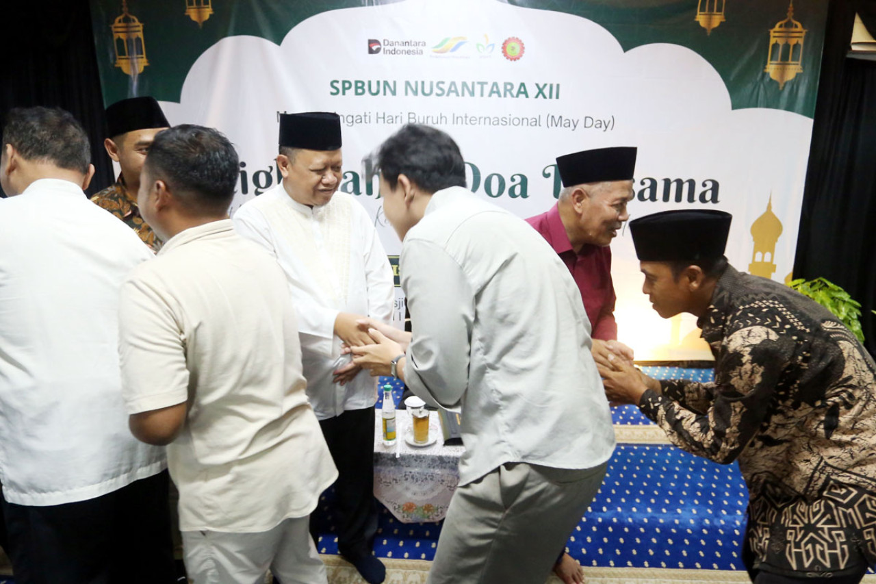 Sejumlah karyawan dan jajaran manajemen PTPN I Regional 5 saling bersalaman usai istighosah dan doa bersama dalam rangka May Day 2026 di Surabaya, Kamis (30/4). Momen tersebut mencerminkan keakraban dan penguatan hubungan antara pekerja dan perusahaan.(Foto: Ali Masduki/jatimnow.com)