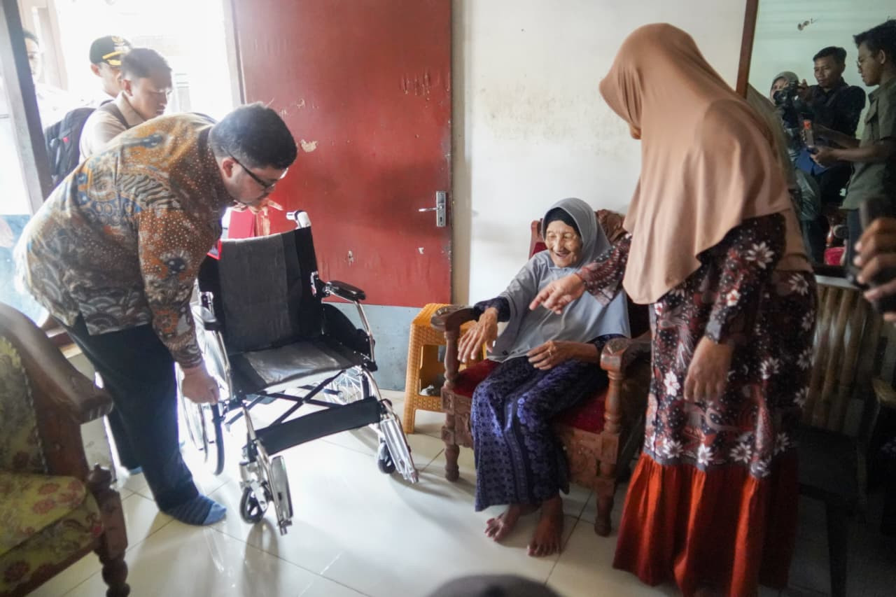 Mas Dhito Beri Kursi Roda untuk Mbah Marsiyah, Jamaah Haji Tertua Usia 104 Tahun