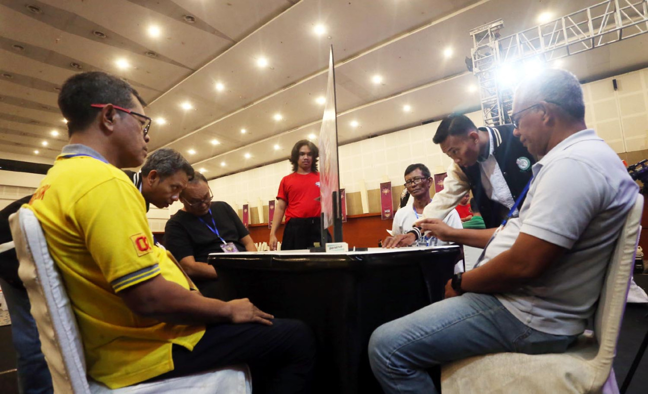 Juri memimpin dengan ketat jalannya final Surabaya Domino Tournament 2026 di Surabaya, di Grand City Convention Hall, Surabaya, Minggu (19/4/2026) malam. (Ali Masduki/jatimnow.com).