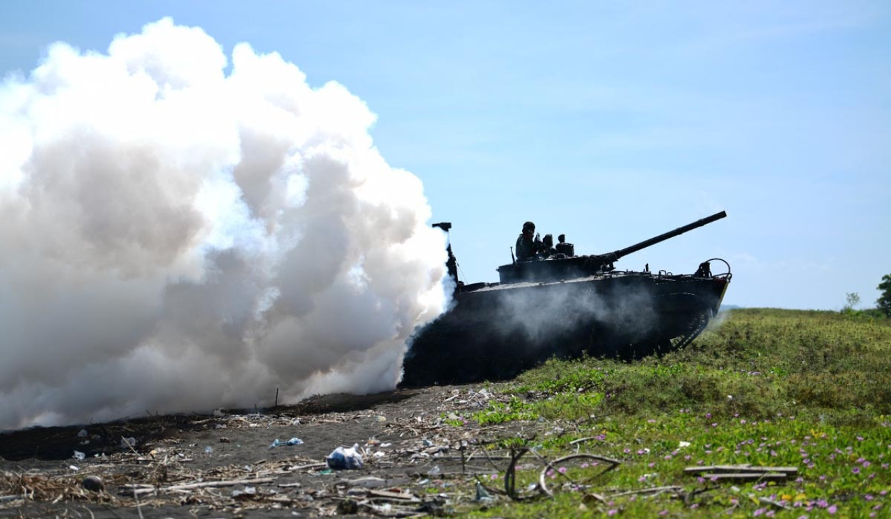 Resimen Kavaleri 2 Marinir melakukan operasi amfibi ketika latihan tempur di Banongan, Asembagus, Situbondo, Selasa (07/04/2026). (Foto: Dispen Kormar for jatimnow.com)