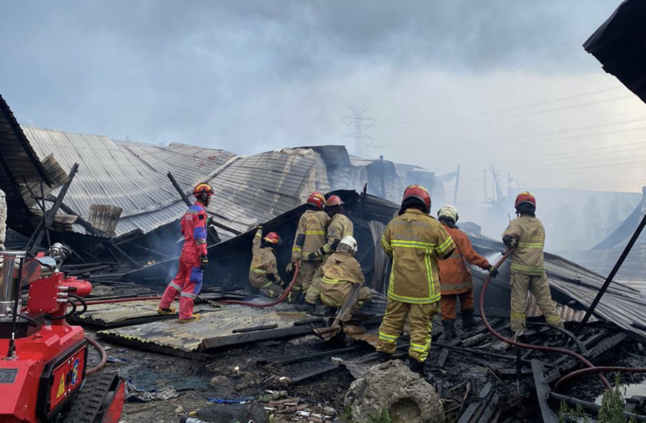 Petugas Damkar saat berusaha memadamkan api. (Foto: Rizky/jatimnow.com)