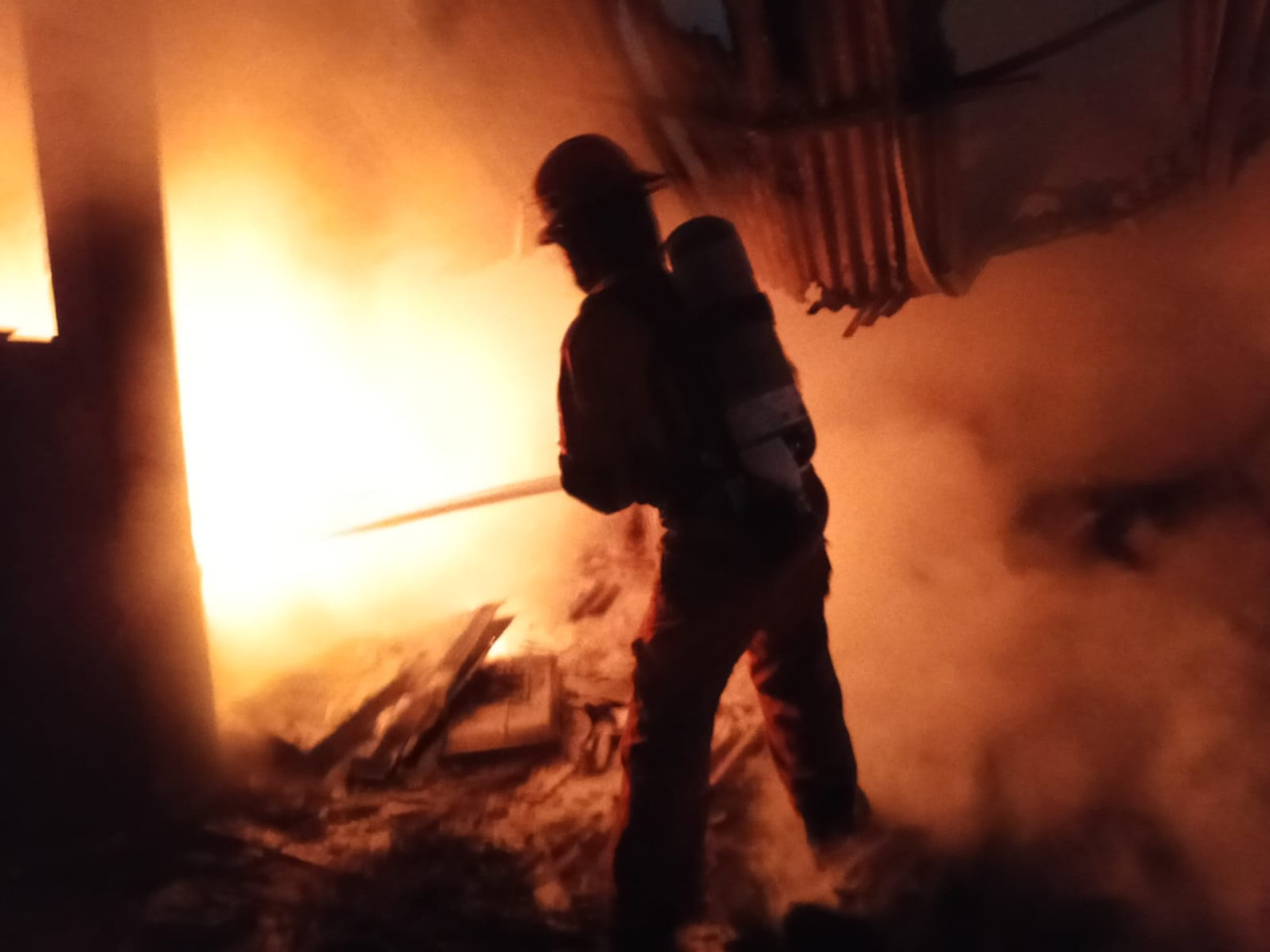 Kebakaran di Dupak Surabaya. (Foto: Damkar Surabaya/jatimnow.com)