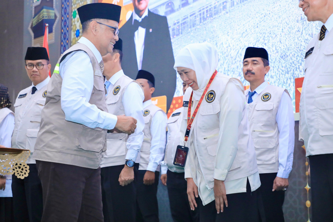 Gubernur Khofifah saat dilantik sebagai Koordinator PPIH Embarkasi Surabaya 2026 (foto: pemprov Jatim for jatimnow.com)