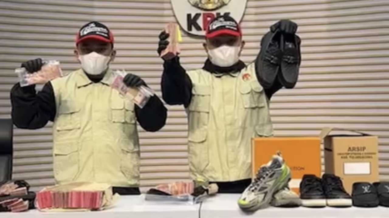 Konferensi pers OTT Bupati Tulungagung, KPK tunjukkan barang bukti uang dan sepatu. (tangkapan layar)