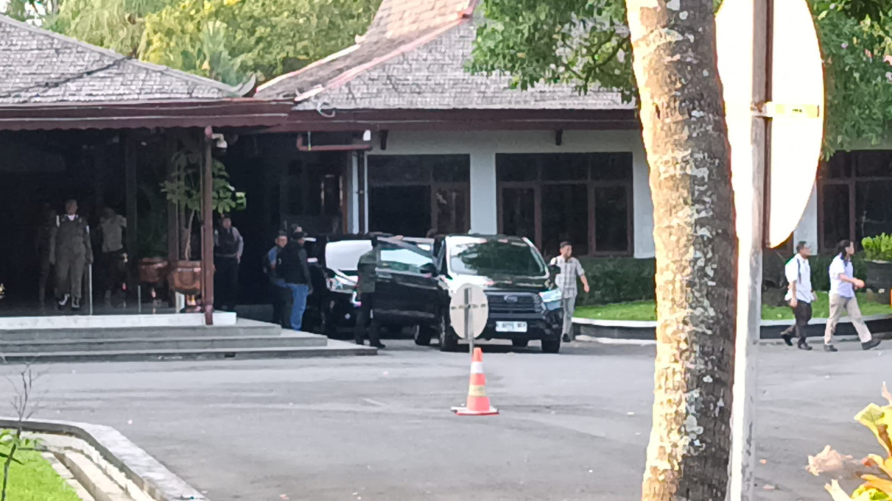 Petugas KPK saat melakukan penggeledahan di Pendopo Tulungagung. (Foto: Bramanta/jatimnow.com)
