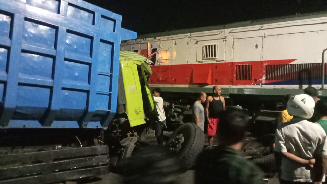 Kereta Api Dhoho Tabrak Dump Truk Bermuatan Pasir di Blitar
