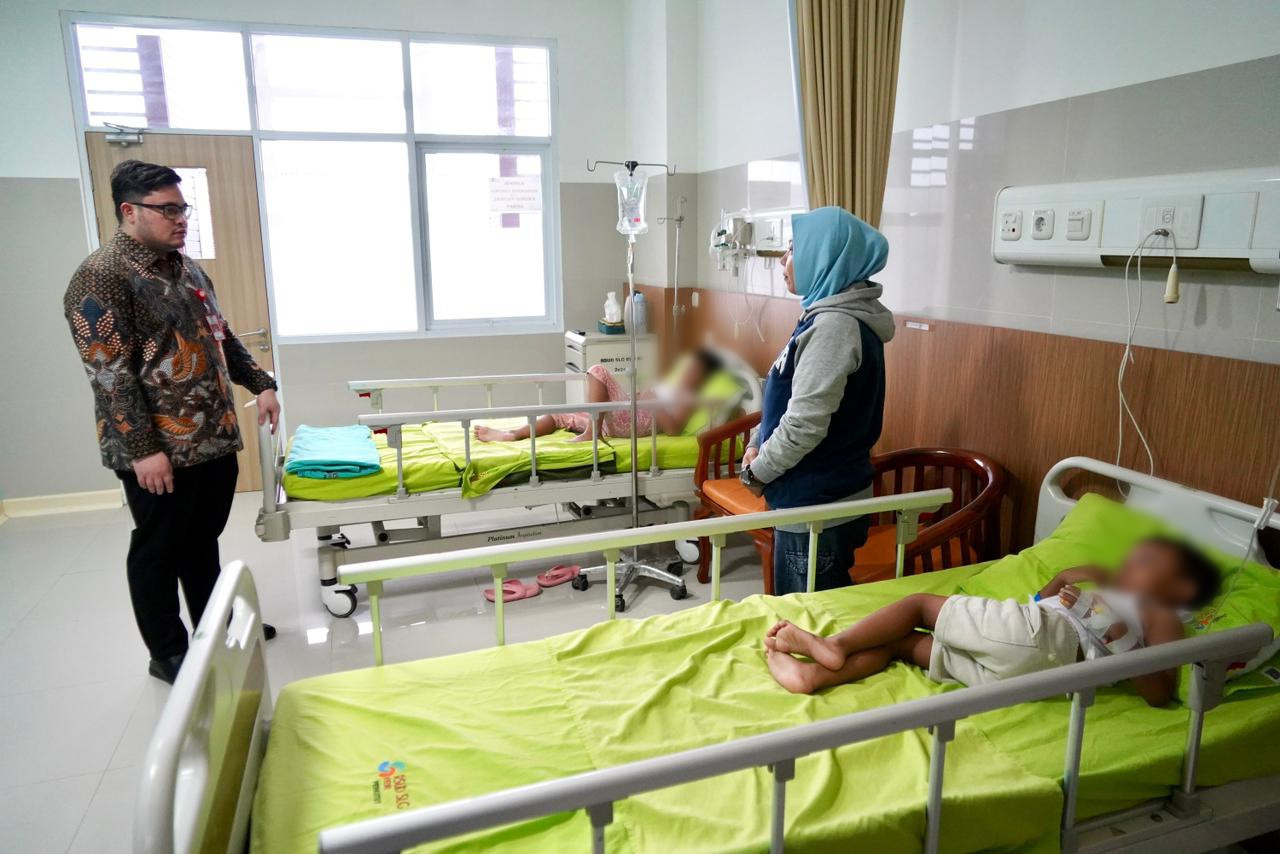 Mas Dhito Jenguk Siswa Diduga Keracunan MBG di Kediri, SPPG Dihentikan Sementara