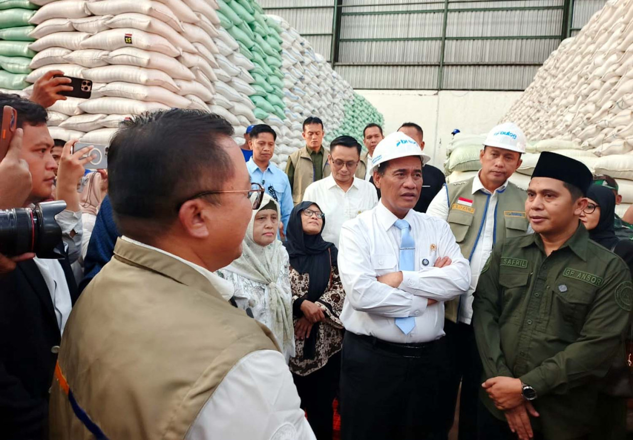 Menteri Pertanian Andi Amran Sulaiman turun ke gudang Bulog di Buduran dan mendapati stok beras dalam kondisi melimpah. (Foto: FJN for jatimnow.com)
