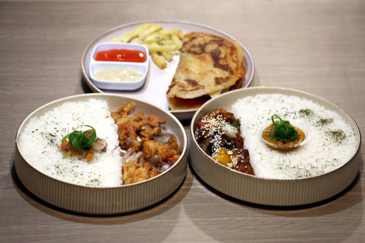 Salah satu menu andalan di Hanaka Social Space menghadirkan pilihan rice bowl dan snack dengan tampilan menarik serta harga terjangkau, melengkapi pengalaman nongkrong yang tidak sekadar soal rasa.(Foto: Ali Masduki/jatimnow.com)