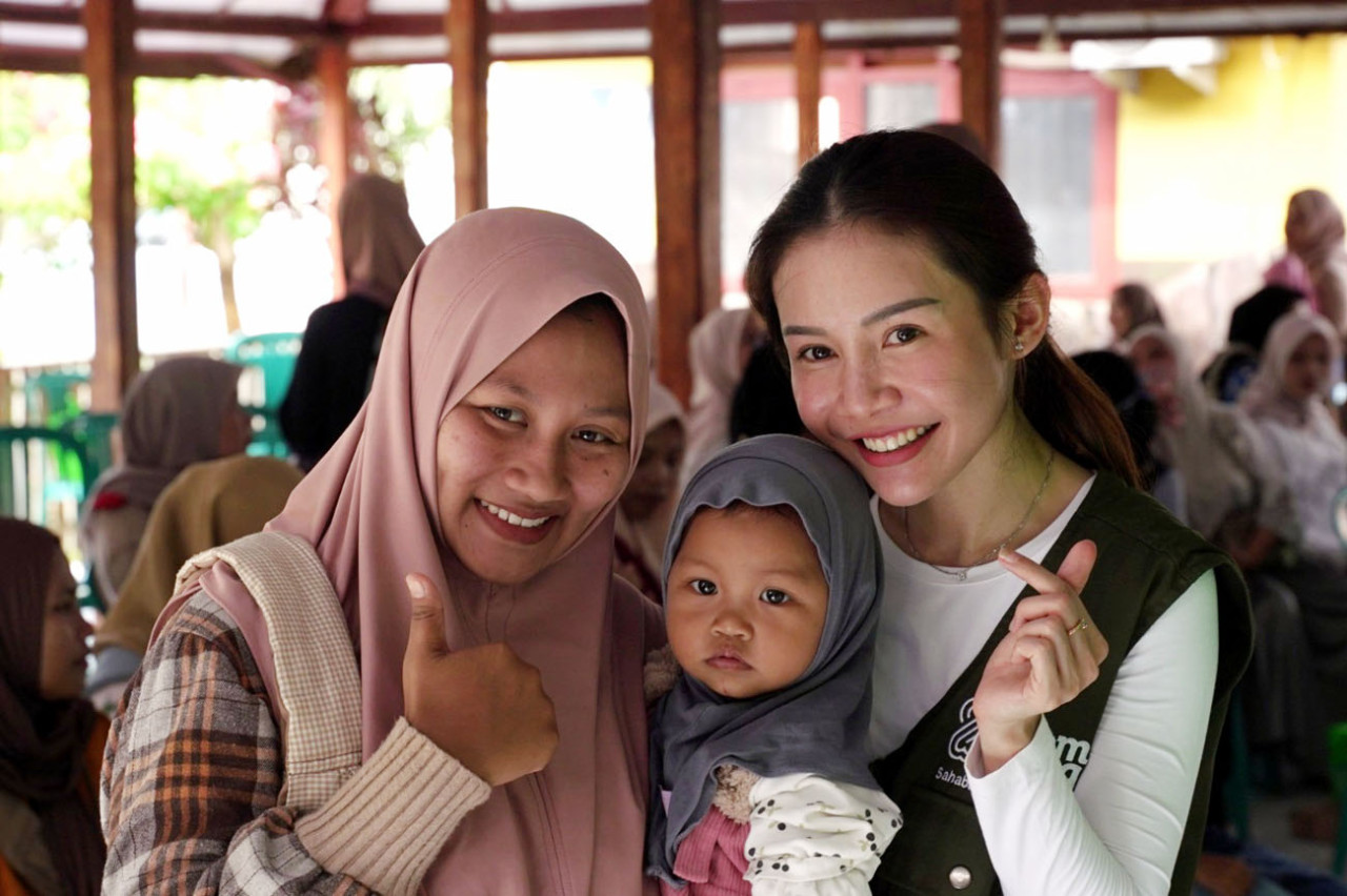 Seorang ibu bersama anaknya berfoto dengan Mom Uung usai mengikuti kegiatan edukasi dan pendampingan menyusui di Pulau Kangean, Sumenep. (Foto: Mom Uung for jatimnow.com)