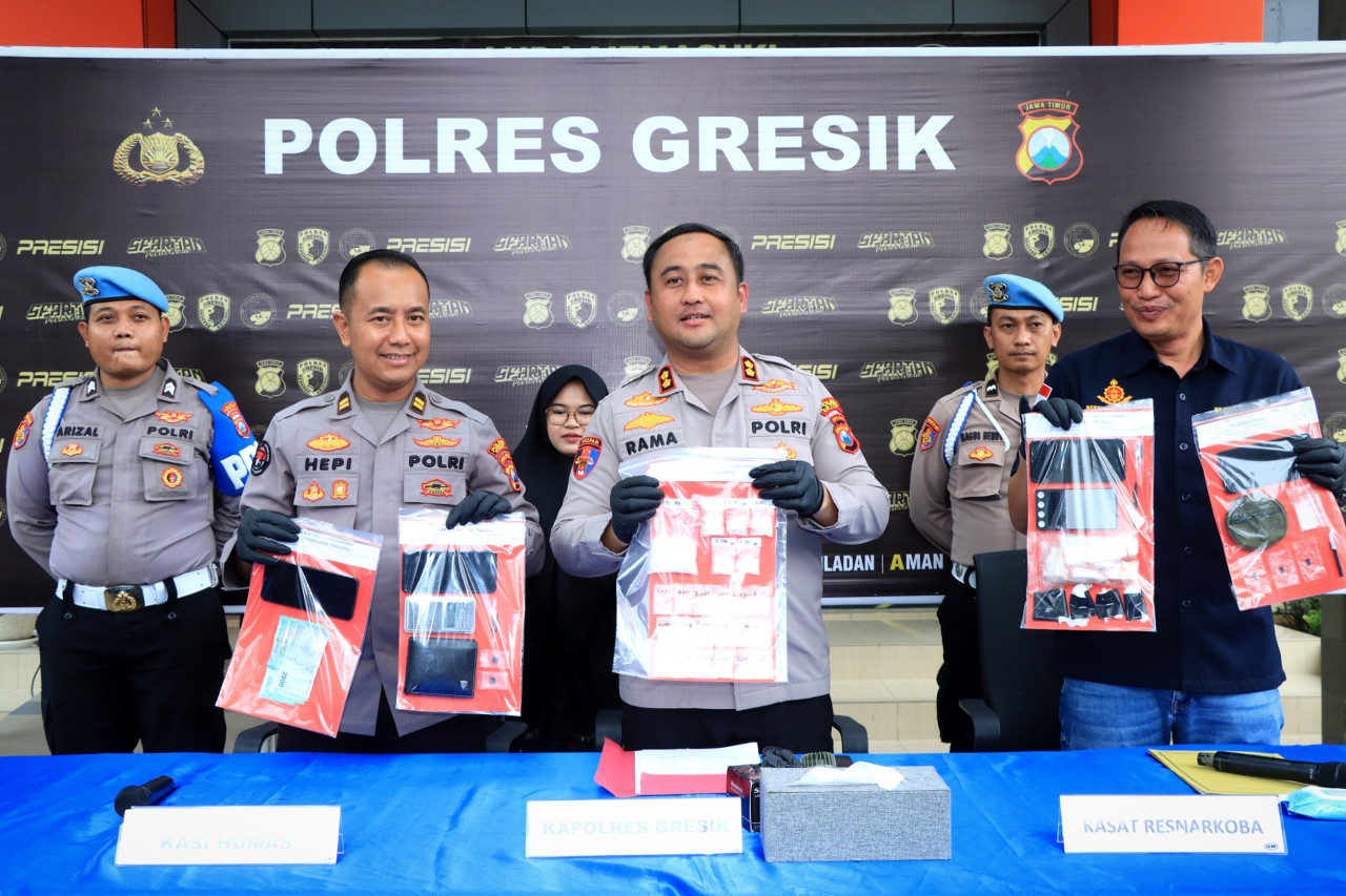 Kapolres Gresik AKBP Ramadhan Nasution saat memimpin press release ungkap kasus jaringan narkoba lintas kota Gresik–Surabaya. (Foto: Humas Polres Gresik for jatimnow.com)