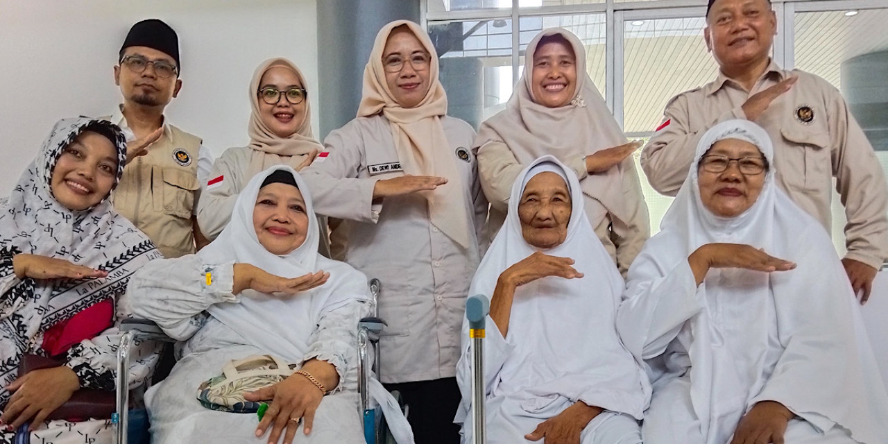 Marsiah bersama sejumlah jamaah haji lainnya. (Foto: Nanik for jatimnow.com)