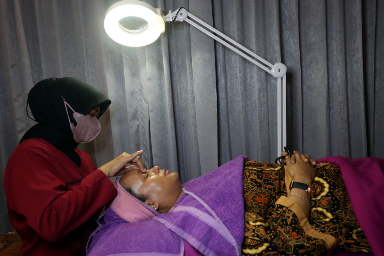 Pasien menjalani perawatan di NEVE Beauty Care Sidoarjo. (Foto: Ali Masduki/jatimnow.com)