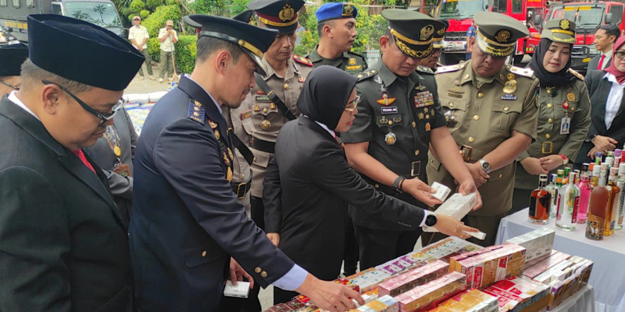 Wakil Bupati Kediri Dewi Mariya Ulfa dalam pemusnahan rokok ilegal. (Foto: Satpol PP/jatimnow.com)