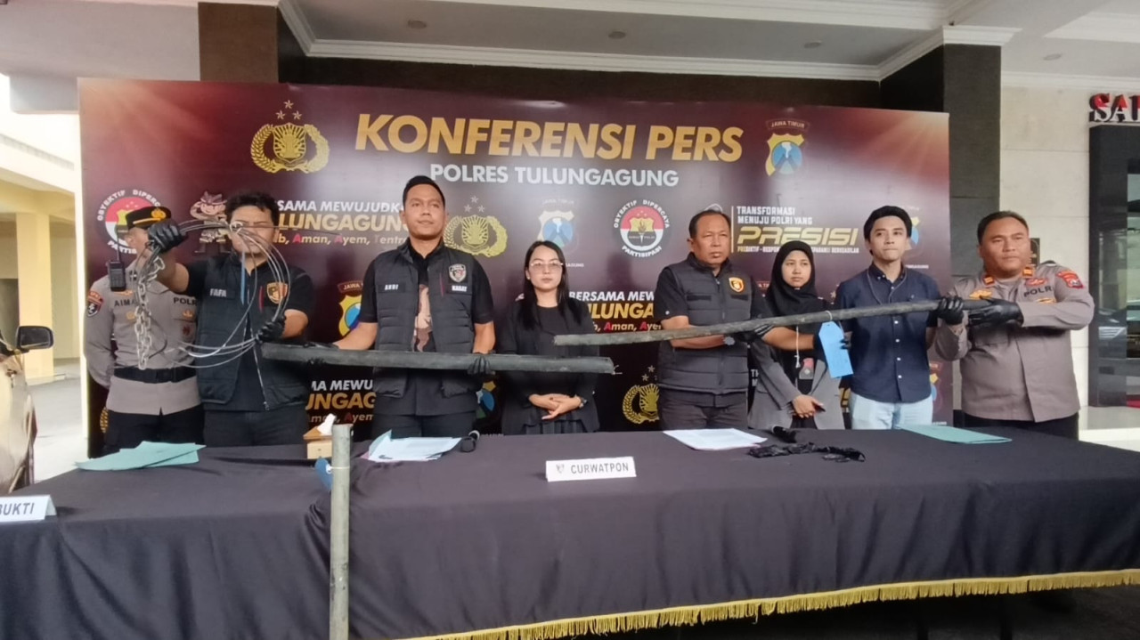 Polisi menunjukkan barang bukti pencurian kabel Telkom di Tulungagung. (Foto: Bramanta/jatimnow.com)
