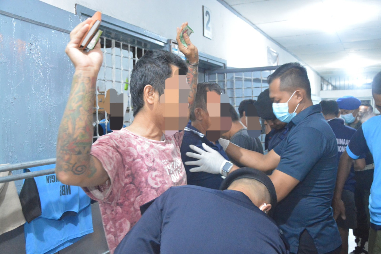 Penggeledahan warga binaan saat razia blok hunian di Lapas Kelas IIB Lamongan. (Foto : Lapas Lamongan for jatimnow.com)