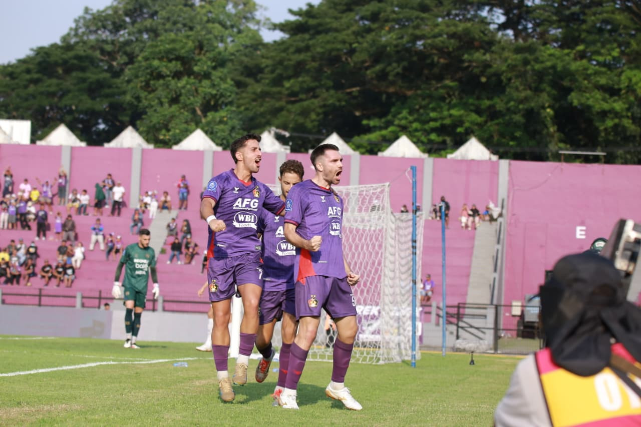 Pemain Persik Kediri saat merayakan gol kemenagan melawan Persita Tangerang. (Foto: Persik Kediri for jatimnow.com)