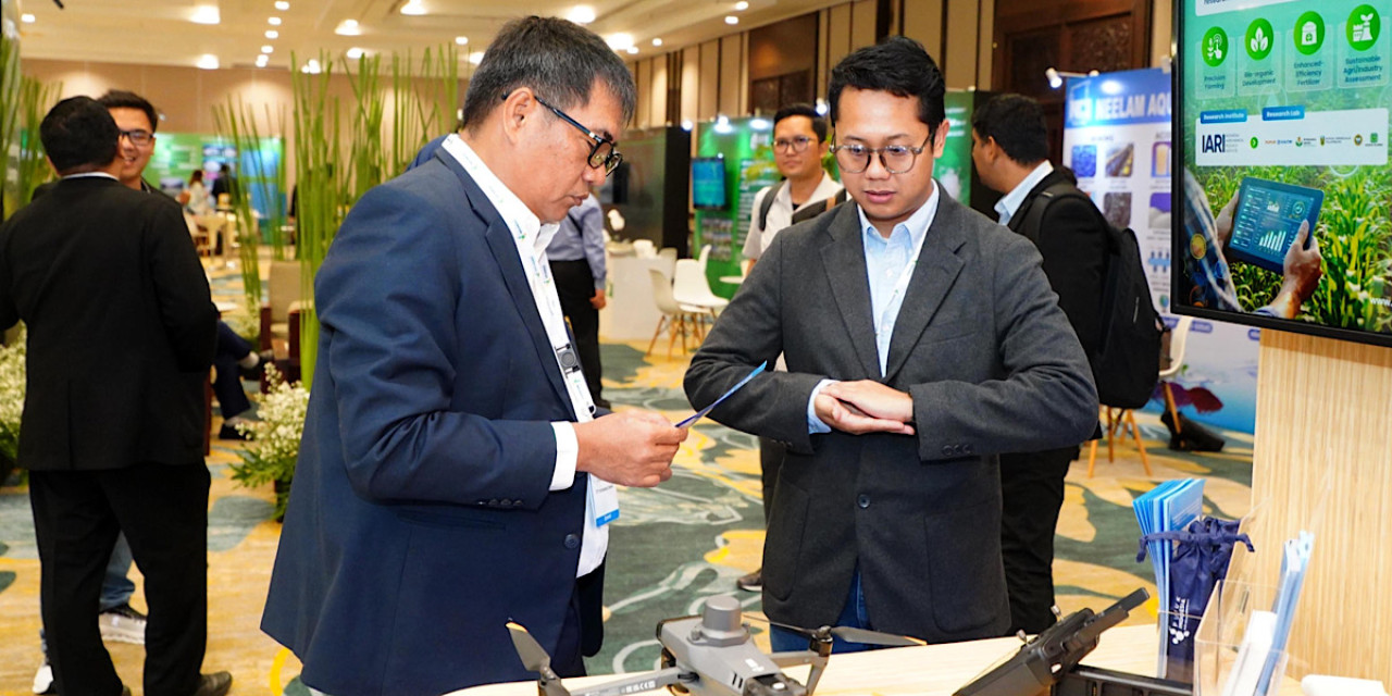 Direktur Utama Petrokimia Gresik, Daconi Khotob, mengunjungi booth Pupuk Indonesia dalam rangkaian Argus Fertilizer Asia Conference 2026 di Bali. (Foto: Petrokimia Gresik for jatimnow.com)