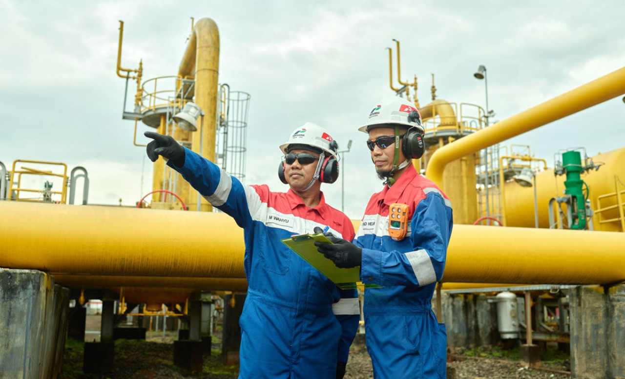 Petugas PT Perusahaan Gas Negara (Persero) Tbk melakukan pengecekan infrastruktur pipa gas untuk memastikan distribusi energi tetap aman dan andal bagi pelanggan di berbagai sektor. (Foto: PGN for jatimnow.com)