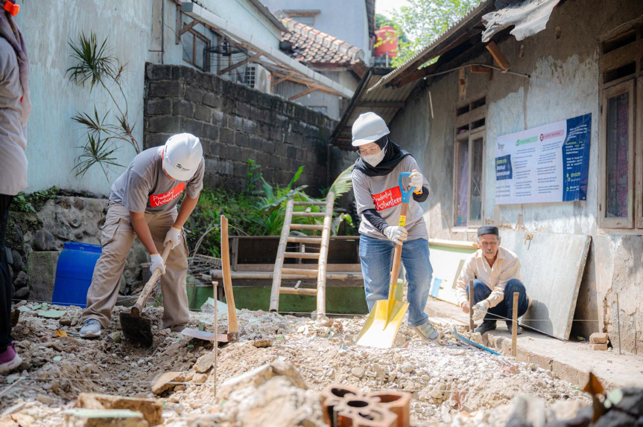 Pembangunan Fondasi Rumah Layak Huni oleh PRUVolunteers di Desa Maju Prudential, Desa Gunung Putri, Bogor. (Foto: Prudential for jatimnow.com).